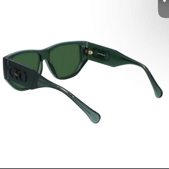 Ferragamo
Monochrome Rectangle Plastic Sunglasses

0409 - Picture 3 of 3